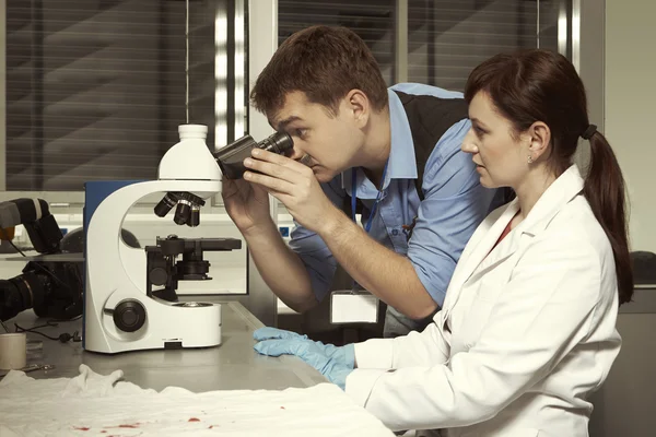 Equipo de laboratorio en el trabajo — Foto de Stock