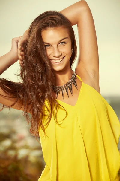 Trevlig tjej poserar i gula kläder — Stockfoto