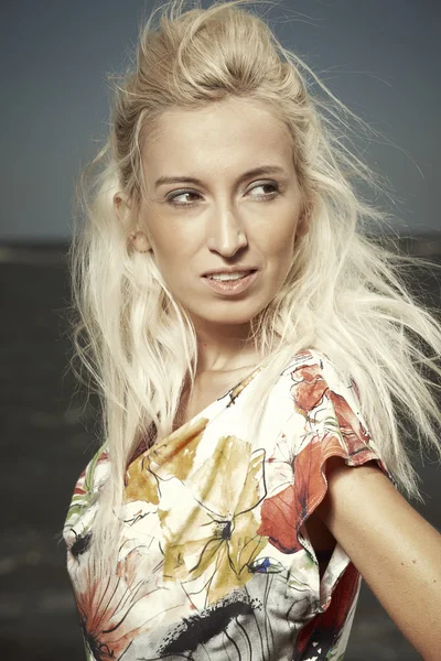 Portret van schoonheid op strand — Stockfoto