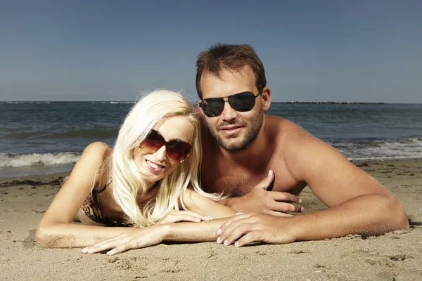 Stylish couple on beach — Stock Photo, Image