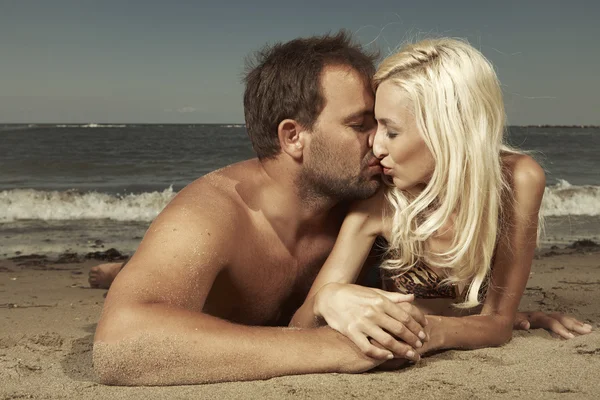 Beijo de amor na praia — Fotografia de Stock