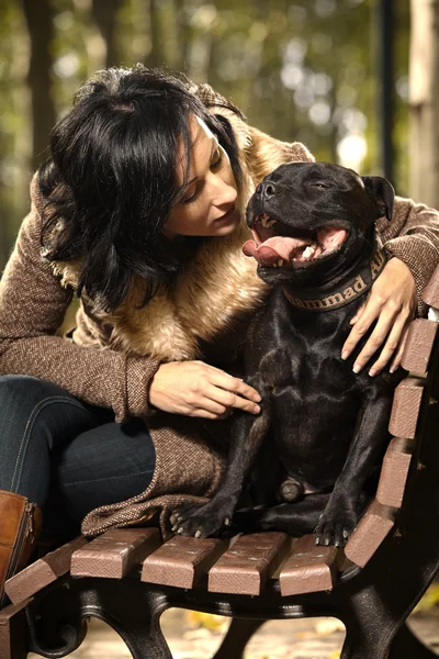 Ela adora o cão. — Fotografia de Stock