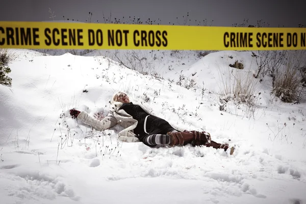 Mujer encontrada en nieve de invierno — Foto de Stock