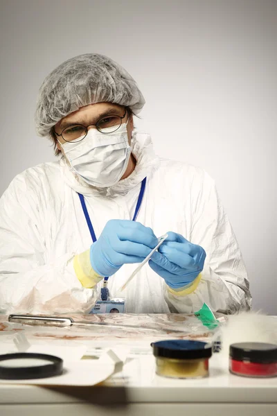 Técnico criminólogo desempaquetando hisopo libre de ADN — Foto de Stock