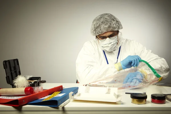 Técnico criminólogo desempacando una evidencia — Foto de Stock