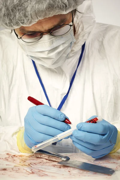 Packing a DNA traces for criminologist laboratory — Stock Photo, Image