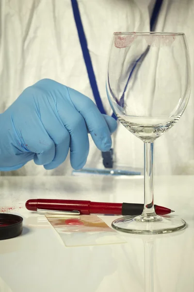 Kriminologe erforscht Lippenstift auf Glas — Stockfoto