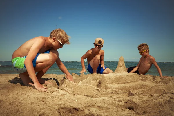 Gruppe baut Sandburg — Stockfoto