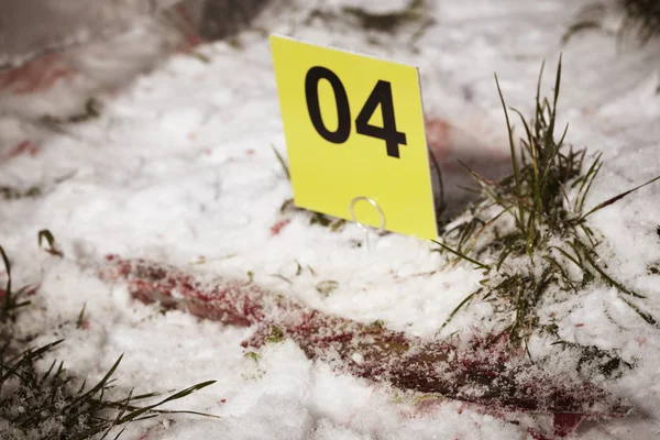 Кровавый нож в зимнем снегу — стоковое фото