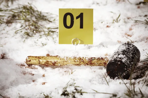 Gummi hammare i vinter snö cocered med blod — Stockfoto