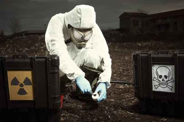 Cientista recolhendo amostras de solo perigoso — Fotografia de Stock