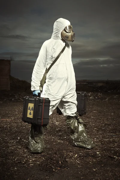 Żołnierz w masce gazowej kontroli środowiska — Zdjęcie stockowe