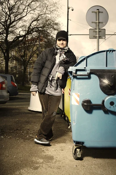 Vreselijke man met containers — Stockfoto