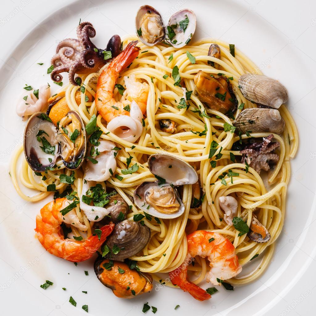 Seafood pasta Spaghetti with Clams — Stock Photo © lisovskaya 117547684