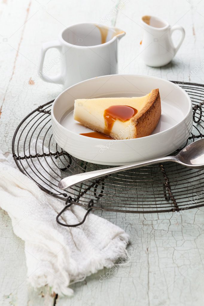 Cheesecake ve karamel sos — Stok Foto © lisovskaya 54021949