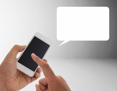 konuşma açılmasıyla smartphone tutan el kullanan bir adam
