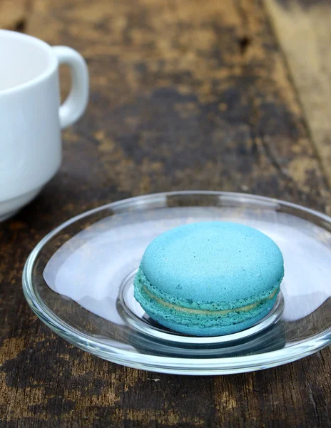 Single lonely macaroon on plate — Stock Photo, Image