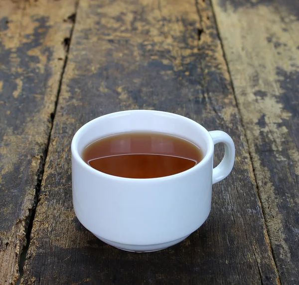 Taza de té sobre fondo de madera — Foto de Stock