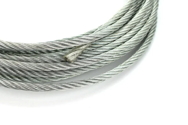 Fechamento de cabo de cabo de cabo de aço no branco — Fotografia de Stock