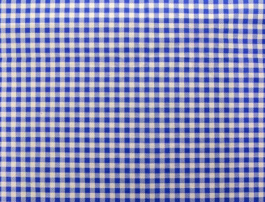 Ahşap masa masa örtüsü ile kaplı