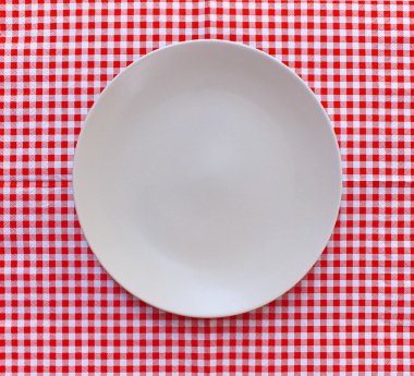 kareli masa örtüsündeki tabak