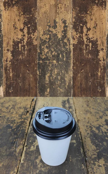 Papel blanco taza de café en una mesa de madera — Foto de Stock