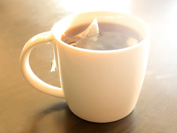 Taza de té con luz reventada — Foto de Stock