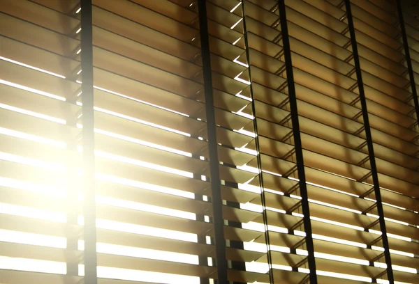 Persianas en una casa que captan la luz del sol con luz de explosión —  Fotos de Stock