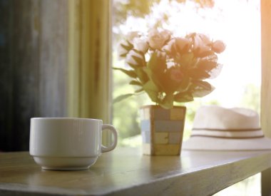 Masada bir fincan kahve. 