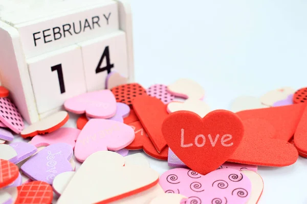 Mostra Calendário Madeira Fevereiro Com Coração Vermelho Branco Para Fundo — Fotografia de Stock