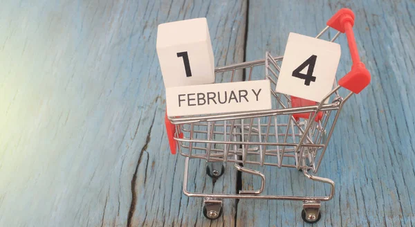 Pequeno Carrinho Supermercado Com Calendário Madeira Fevereiro Dia Fundo Madeira — Fotografia de Stock