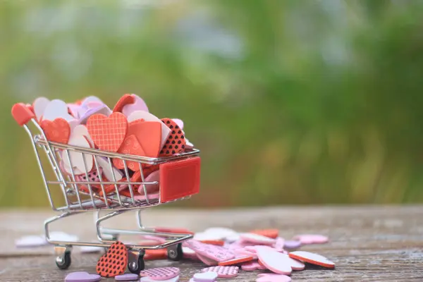 Malý Supermarket Vozík Plný Valentýna Srdce Rozmazaném Pozadí — Stock fotografie