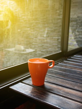 kahve dükkanında ahşap masada sıcak süt fincan