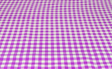 Masa örtüsüyle kaplı ahşap bir masa. Yukarıdan bak. Ürün montajı için boş masa örtüsü. Ürünleriniz ve metinleriniz için boş alan