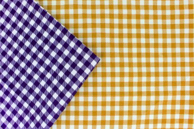 Masa örtüsüyle kaplı ahşap bir masa. Yukarıdan bak. Ürün montajı için boş masa örtüsü. Ürünleriniz ve metinleriniz için boş alan