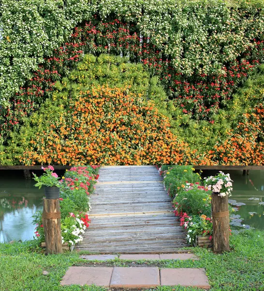Бамбуковый Мост Вертикальным Цветником — стоковое фото