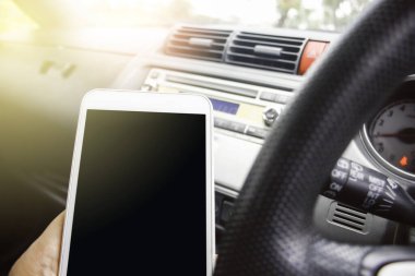 ulaşım ve araç konsepti -patlama ışık ile araba sürerken telefon kullanarak