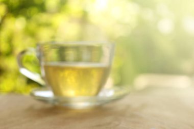 Bulanık arka plan: doğa patlama ışık ile bulanık bir arka plan üzerinde çay