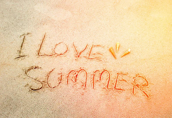 我喜欢夏天这个词 在沙滩上 有复制的空间 有强烈的光芒 — 图库照片