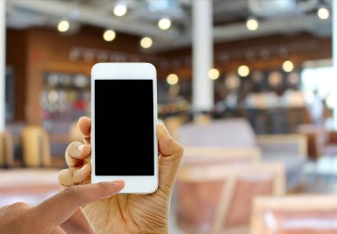 Bulanık arkaplan: Bokeh ile restoran arka planındaki müşteri