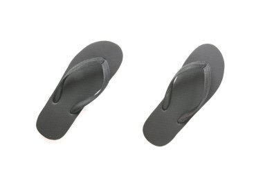 Beyaz arka planda siyah plaj terliği.