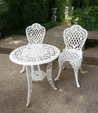 Bahçedeki Beyaz Sandalye ve Masa