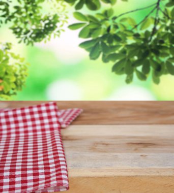 Damalı masa örtüsü ve bulanık yapraklar arka plan