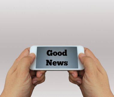 Akıllı telefonu mesajla tutan bir adam. Haberler iyi.