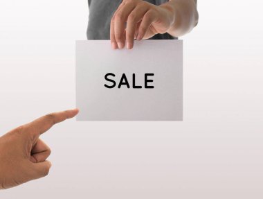 Satış için beyaz kağıdı tutan bir adam.