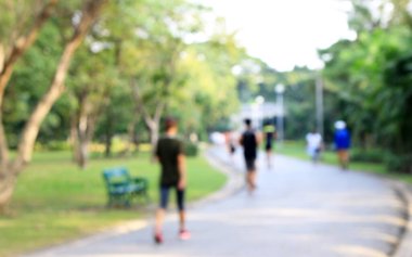 Bokeh ile parkta koşan insanların bulanık arkaplanı