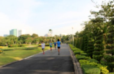 Bokeh ile parkta koşan insanların bulanık arkaplanı