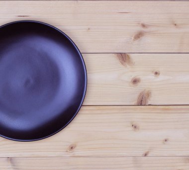 Ahşap zeminde seramik plaka