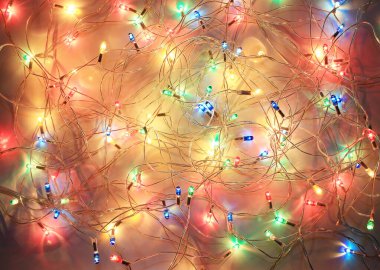 Karanlık arka planda Noel ışıkları