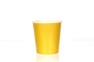 Termo bardakta kahve getir. Bir beyazda izole edilmiş.